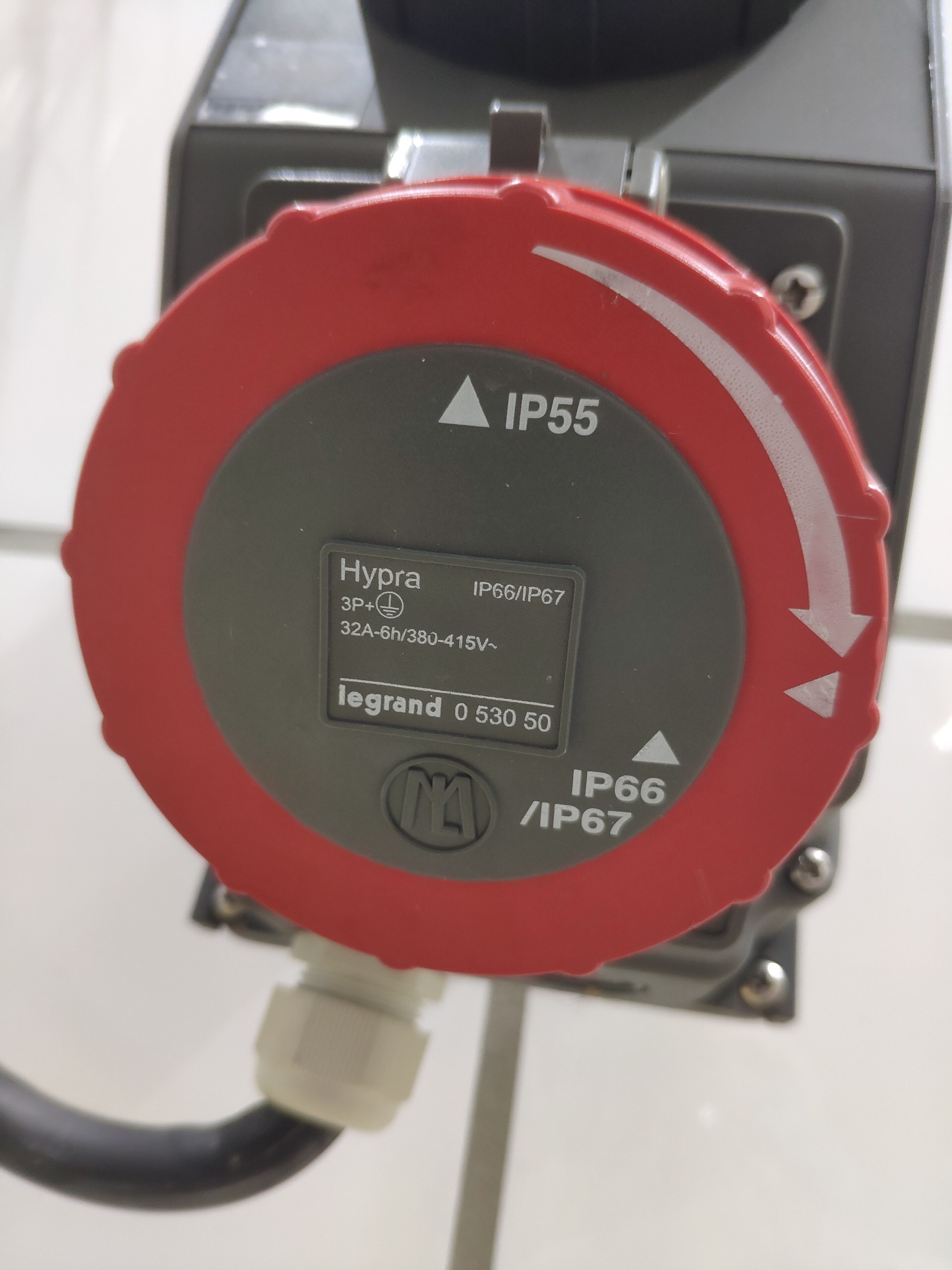 Ổ cắm công nghiệp kèm công tắc kín nước Hypra IP66/IP67 - 59264